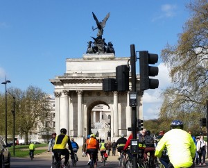 Crossing to Wellington Arch at Hyde Park Corner